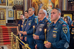 Сотрудники МЧС России приняли участие в благодарственном молебне в честь образа Божией Матери «Неопалимая Купина»